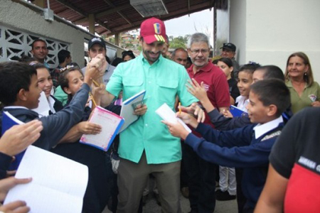 Este viernes, el gobernador de Miranda, Henrique Capriles, entregó el módulo de educación básica de la escuela Tomás Rafael Jiménez