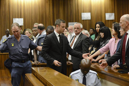 El atleta paralímpico sudafricano Oscar Pistorius fue condenado este martes a una pena firme de cinco años de prisión por matar a su novia Reeva SteenkampEFE