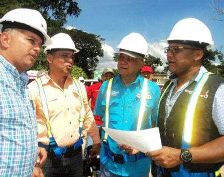 El vicepresidente de Corpomiranda, Américo Mata y el alcalde Marcano conversaron con los ingenieros de la obra
