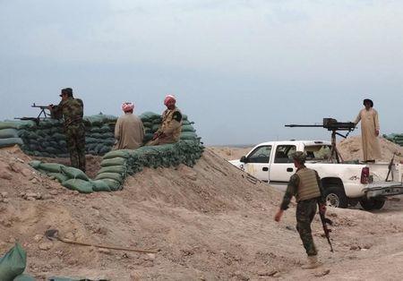 Combatientes tribales preparan sus armas durante un intenso despliegue en una ofensiva contra el Estado Islámico en Irak.CORTESIA / REUTERS