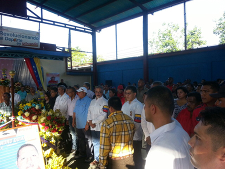 Elías Jaua presidió en Cúpira las honras fúnebres en honor al fallecido alcalde Nicandro Quiaro.