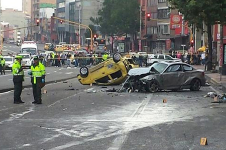 El carro BMW con placas diplomáticas venezolanas atropelló a tres peatones y embistió dos taxis en la calle 45 con séptima de Bogotá, Colombia.VIDEO / CARACOL RADIO