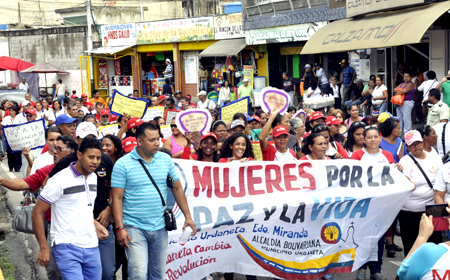 Pancartas en mano, los cueños abogaron por una vida libre de violencia
