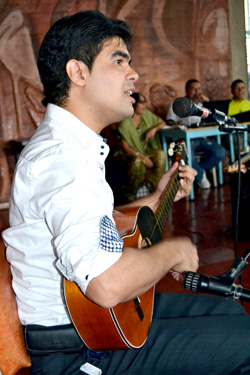 Arcenis Soto, en la guitarra, representando al sector administrativo