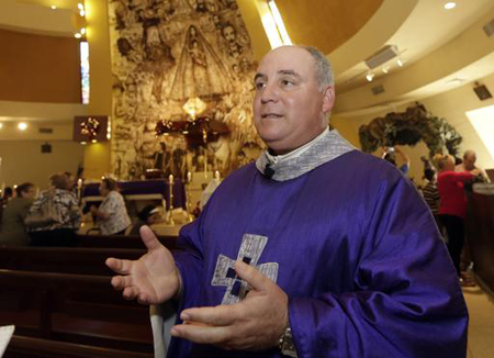 En esta foto tomada el jueves 18 de diciembre del 2014, el sacerdote Juan Rumín Domínguez habla con un reportero en la Ermita de la Caridad en Miami.
AP / ALAN DIAZ