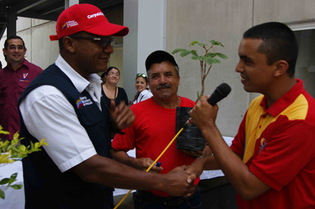 Américo Mata, vicepresidente de Corpomiranda, cuando entregaba la vivienda a un beneficiario.