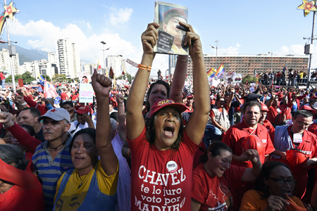 El presidente de la República, Nicolás Maduro, destacó este lunes que la Constitución de la República Bolivariana de Venezuela, aprobada hace 15 años por mandato popular con el 71,78% de los votos, es resultado de la sabiduría del pueblo. "Es la primera Constitución en la historia de 200 años que se hizo con las propuestas del pueblo, de las universidades, de las fábricas, de los campos (...) Cada artículo de esta Constitución lleva en sí la sabiduría de un pueblo, la energía de un pueblo que se hizo constituyente", expresó desde la avenida Bolívar, en Caracas, lugar de llegada de la marea roja llena de pueblo que salió este lunes a las calles de caracas a celebrar los 15 años de la aprobación de la Constitución, reseñó la AVN.