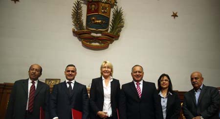 Los nuevos representantes del Poder Moral, Luis Ortega Díaz (fiscal), Tarek William Saab (defensor del pueblo y Manuel Galindo Ballesteros, posamn con los directivos de la AN, Diosdado Cabello, Blanca Eekhout y Darío Vivas.
CORTESIA / PRENSA AN