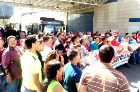 Los trabajadores se apostaron en el portón de la sede administrativa de Charallave Norte