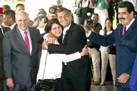 El presidente de Venezuela, Nicolás Maduro Moros, junto a su esposa Cilia Flores, en ameno diálogo con el mandatario anfitrión, Rafael Correa.