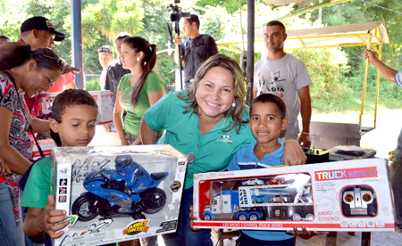 Recibieron juguetes de mano dela Alcaldesa del municipio Zamora
