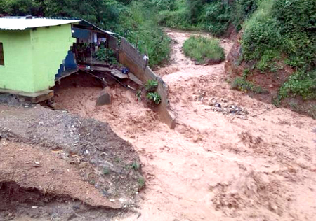 La quebrada Altamira se desbordó por las intensas lluvias