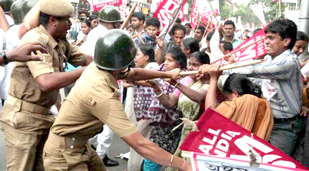 Una manifestación de discapacitados en la ciudad india de Calcuta terminó con treinta sillas de ruedas rotas.