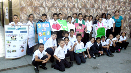 En la gráfica los alumnos del 3er grado "A" del plantel "José Rafael Pocaterra", mostrando sus carteles de valores para el lente de La Voz