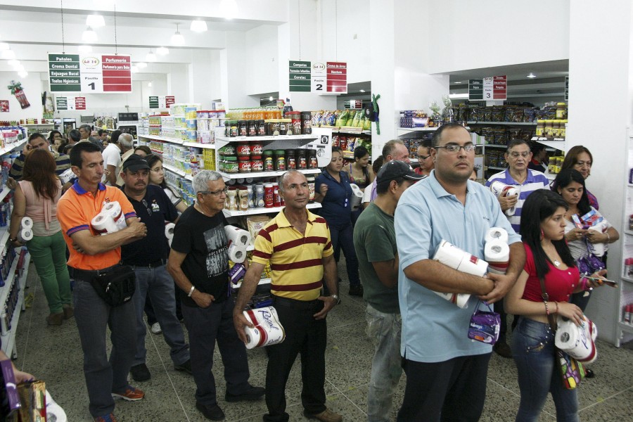 Colas en un supermercado de San Cristóbal, Táchira (Foto Reuters)