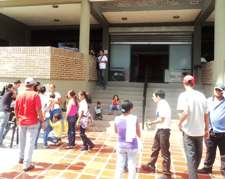 Los afectados acudieron a Corpomiranda en busca de ayuda Estatal (Foto: Jean Carlos Rodríguez)