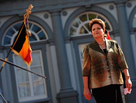 La izquierdista Dilma Rousseff inició este jueves su segundo mandato en Brasil acosada por un escándalo de corrupción.