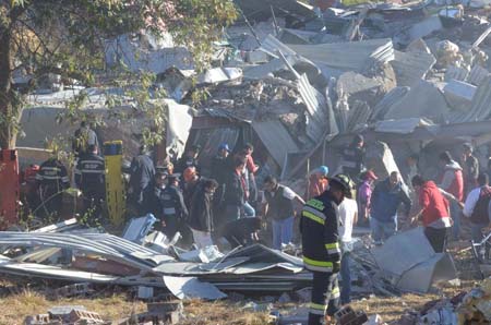Al parecer una fuga en una manguera de la pipa de gas, propiedad de la empresa Gas Express Nieto, ocasionó la explosión.