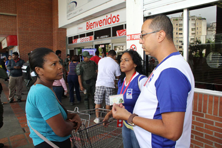 Funcionarios del Saime aseguran que operativos de control en supermercados "garantizan el orden y resguardo de los ciudadnos"