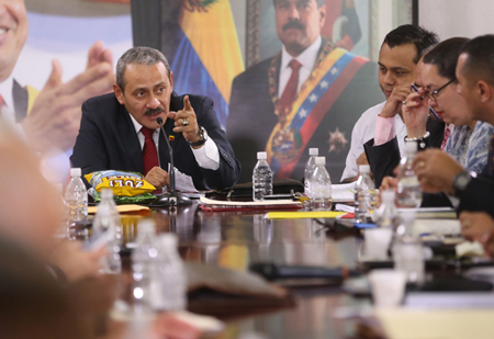Carlos Osorio, vicepresidente de Seguridad y Soberanía Alimentaria, presidió la reunión con distintos representantes de las cadenas de supermercados.