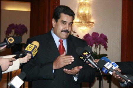 Nicolás Maduro se reunió en Doha con el emir de Catar, Tamim bin Hamad al Zani, en el marco de una gira regional para abordar la bajada de los precios del petróleo