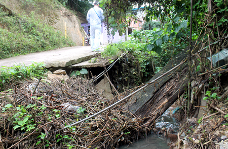 Las aguas negras están a orillas de la vía principal