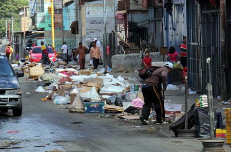 La Alcaldía de Libertador inició muy temprano una extensa jornada de recolección de desechos en zonas de la capital venezolana.NEWS FLASH / JC