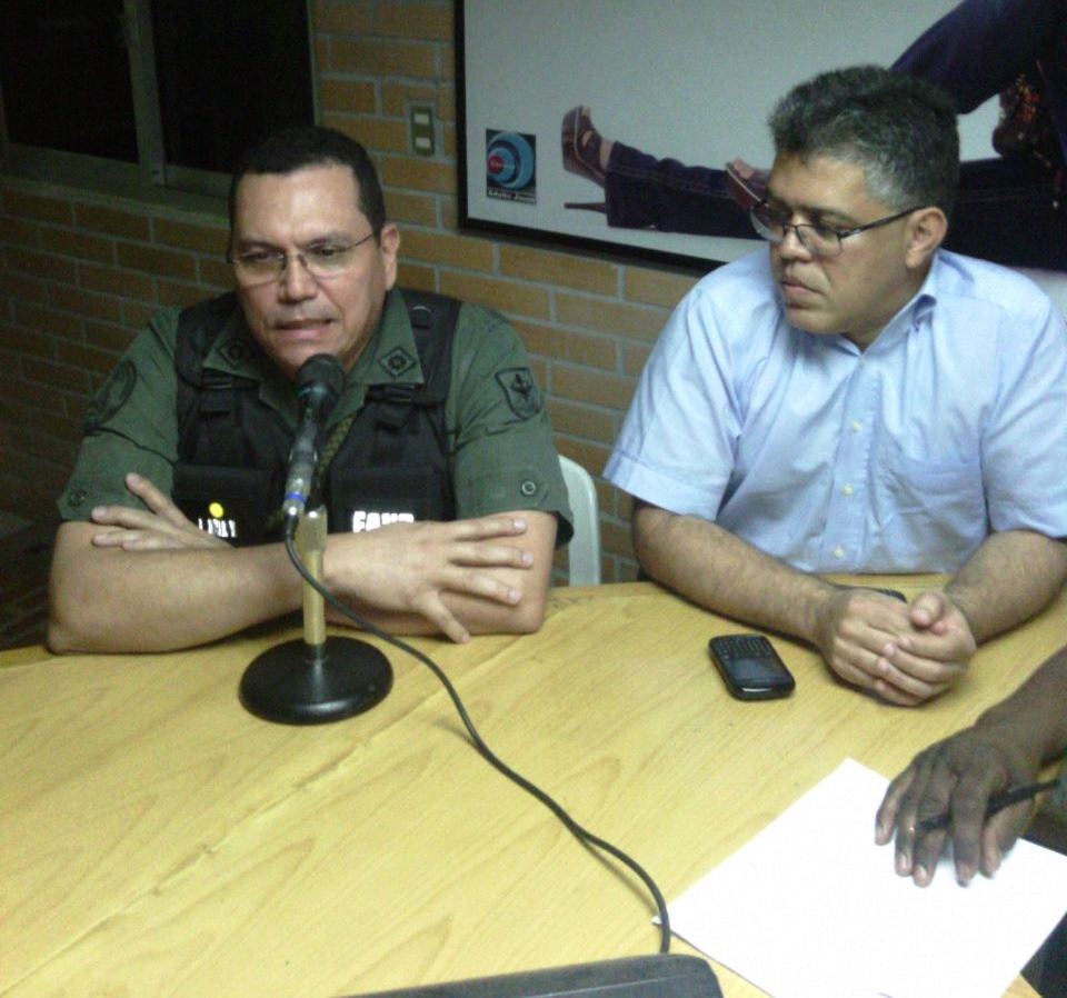 El ministro del Poder Popular para las Comunas y Protección Social y presidente de Corporamiranda, Elías Jaua, durante un programa de radio con el general Luis Ral Villalobos