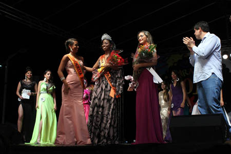 La joven Esthefannys Caicedo, de La California, resultó ganadora y recibió la corona de manos de Weslin Gaviria, Señorita Sucre 2014, después de la deliberación del jurado