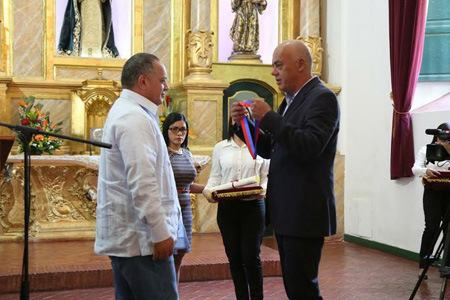 El alcalde Jorge Rodríguez impuso la orden Eliézer Otaiza a Diosdado Cabello.CORTESIA / ALCALDIA DE LIBERTADOR