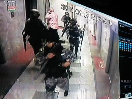 Captura del video de seguridad de las oficinas de ABP. En la foto puede verse a un efectivo con una mandarria en la mano@ReporteYa