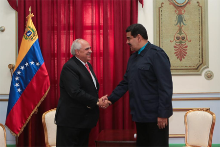 El secretario general de la Unasur, Ernesto Samper, saluda al presidente Nicolás Maduro en Miraflores.  Foto: @JacquelinePSUV