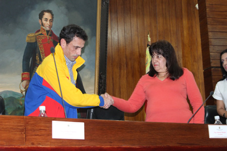 Capriles entregó los soportes de su Informe 2014 a la presidenta del Clebm, Aurora Morales.CORTESIA / JUAN NERI