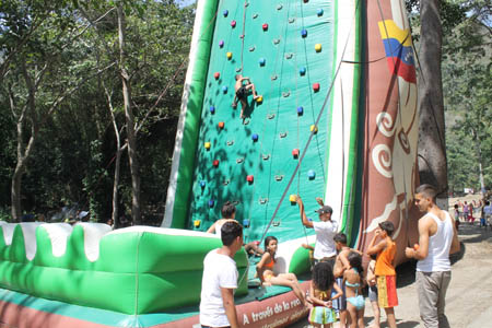 La Escalada, es una de las atracciones en el balneario de Curupao, que concita la participación de niños y jóvenes.