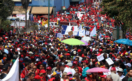 Oficialistas se movilizaron hasta el Cuartel de la Montaña, para honrar la memoria del líder de la Revolución Bolivariana, Hugo Chávez Frías.
NEWS FLASH / JC