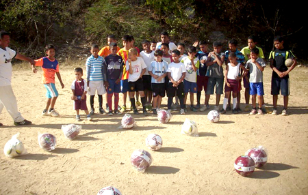 En días recientes se hizo la entrega de un total de 12 balones a la Fundación Deportiva Águilas de Vuelta Blanca