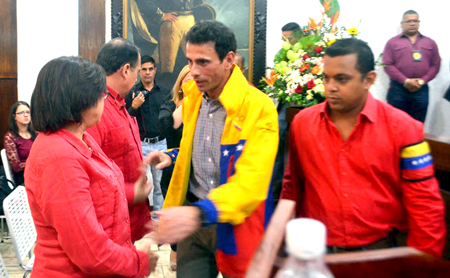 El gobernador de Miranda, Henrique Capriles, al arribar a la sede del Clebm, saludo a legisladores oficialistas.