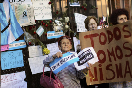 Nisman, fiscal especial de la causa sobre el atentado contra la mutua judía AMIA, que dejó 85 muertos en 1994, murió de un disparo en la sien cuatro días después de haber presentado la demanda contra la Presidenta de Argentina