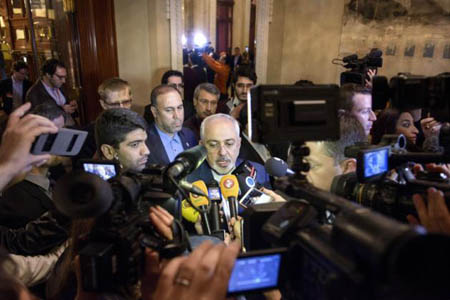 El ministro de exteriores de Irán, Javad Zarif, habla con los reporteros después de reunirse con separado con sus homónimos de Alemania y Francia en el Hotel Beau Rivage Palace.AP