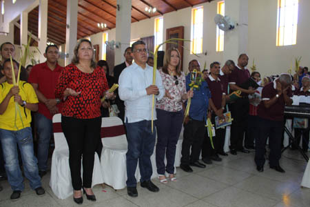 En el acto litúrgico, Elías Jaua Milano, junto a la alcaldesa Thais Oquendo Schneider, y Miguel Benavides, coordinador del PSUV para Plaza-Zamora.