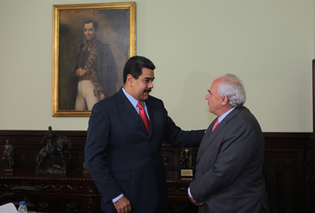 El presidente Nicolás Maduro saluda al secretario general de la Unasur, Ernesto Samper, a su llegada a CaracasFOTO PRENSA MIRAFLORES