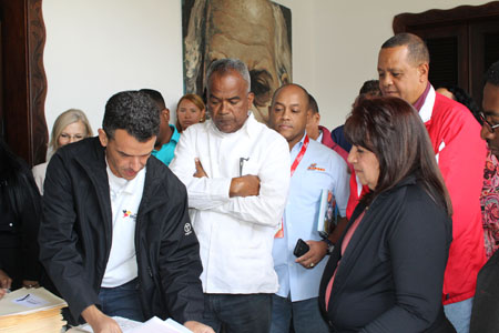 Aurora Morales, presidenta del Clebm, junto a otros dirigentes socialistas, entregó un documento en la Casa Amarilla