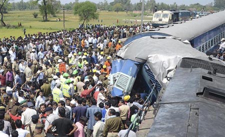 Alrededor de 34 personas murieron y unas 100 resultaron heridas, de las que 39 fueron hospitalizadas, al descarrilar ayer dos vagones de un tren de pasajeros en India.