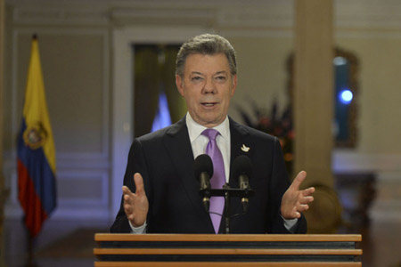 El presidente colombiano, Juan Manuel Santos, manifestó su disposición a conversar con su antecesor, Álvaro Uribe, sobre los diálogos de paz con las FARC.