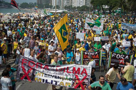 Varios de los manifestantes reclamaron este domingo el "impeachment" (destitución) de la presidenta Rousseff, que comenzó su segundo mandato hace menos de tres meses.AFP / CHRISTOPHE SIMON