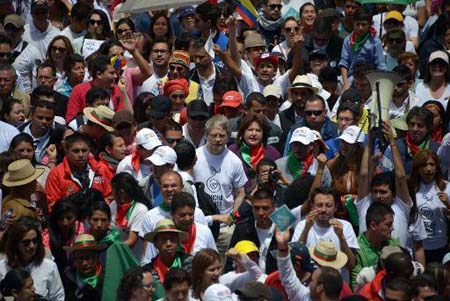 El exalcalde de Bogotá Antanas Mockus (C) participa en la "Marcha por la vida" el 8 de marzo de 2015 en la capital colombianaAFP / EITAN ABRAMOVICH