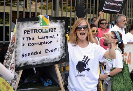 Manifestación frente a la sede de Petrobras en Rio de Janeiro, el 15 de diciembre de 2014, por el escándalo de corrupción que sacude a la estatal petrolera.AFP / VANDERLEY ALMEIDA