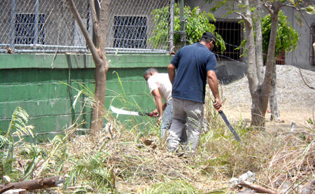 Los vecinos de la comunidad de El Ingenio comenzaron  a recuperar sus espacios deportivos