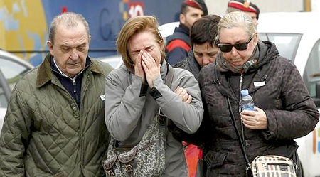 Familiares de las víctimas llegan al aeropuerto de El Prat, en Barcelona, España. El gobierno decretó tres días de luto por la tragedia aérea.