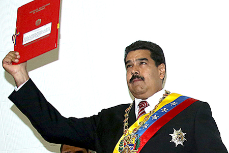 Maduro insistió que "Venezuela debe estar preparada aunque ratificó la necesidad que prevalezca la paz. Asumo toda la responsabilidad de proteger mi patria, nuestra patria de amenazas”.